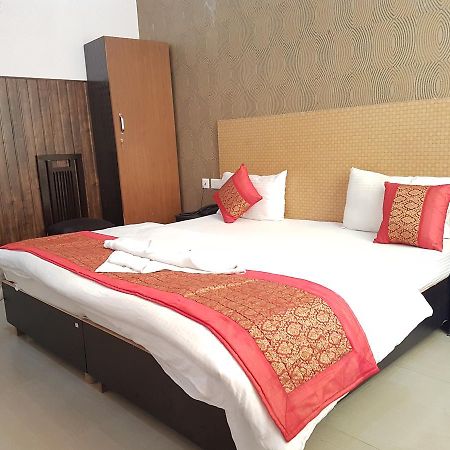 Hotel The Royal Crown Gurgaon Zewnętrze zdjęcie