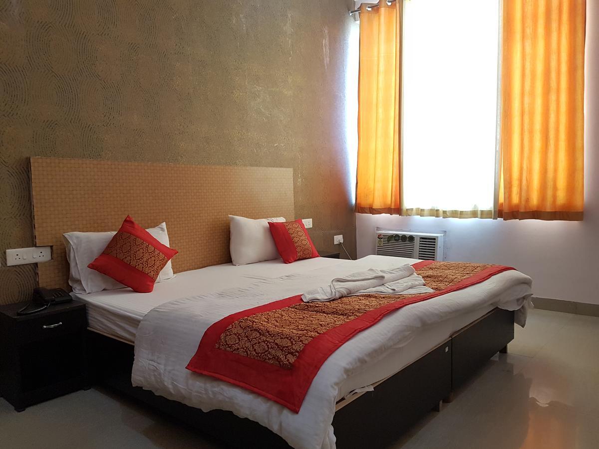 Hotel The Royal Crown Gurgaon Zewnętrze zdjęcie