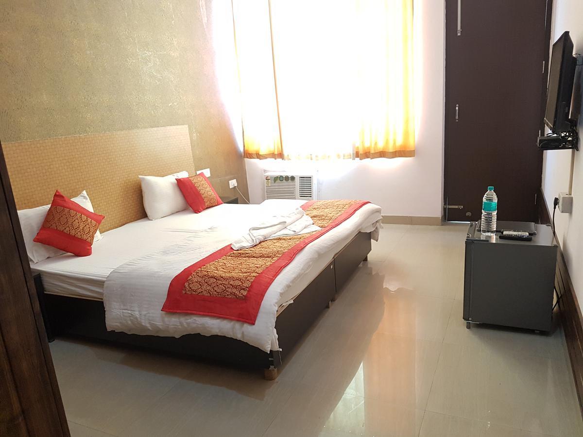 Hotel The Royal Crown Gurgaon Zewnętrze zdjęcie