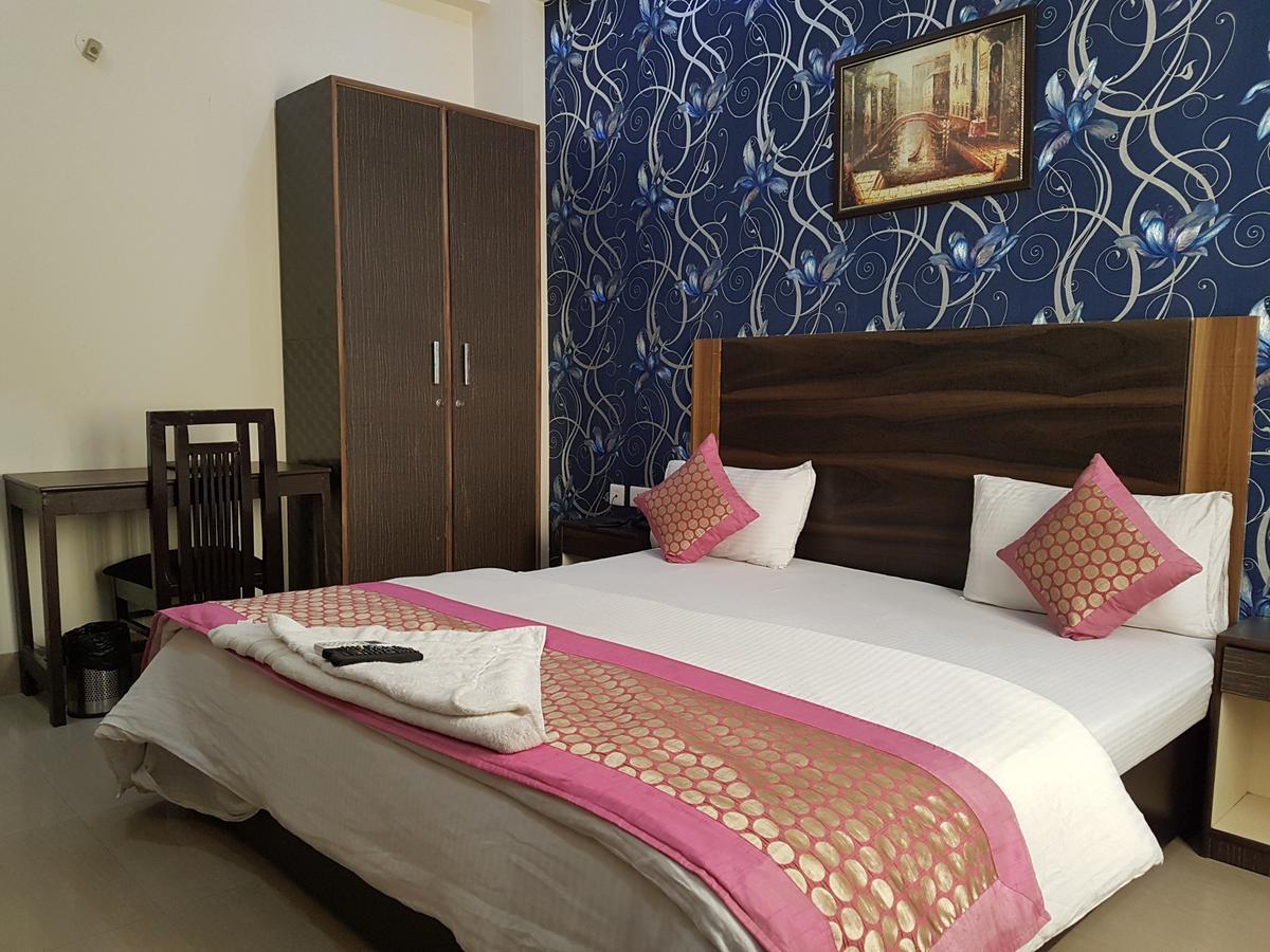 Hotel The Royal Crown Gurgaon Zewnętrze zdjęcie